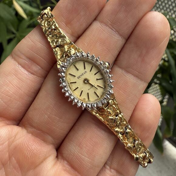 Vintage Geneva Ladies Gold Tone Nugget Watch Quartz Dainty Women’s - Picture 1 of 10